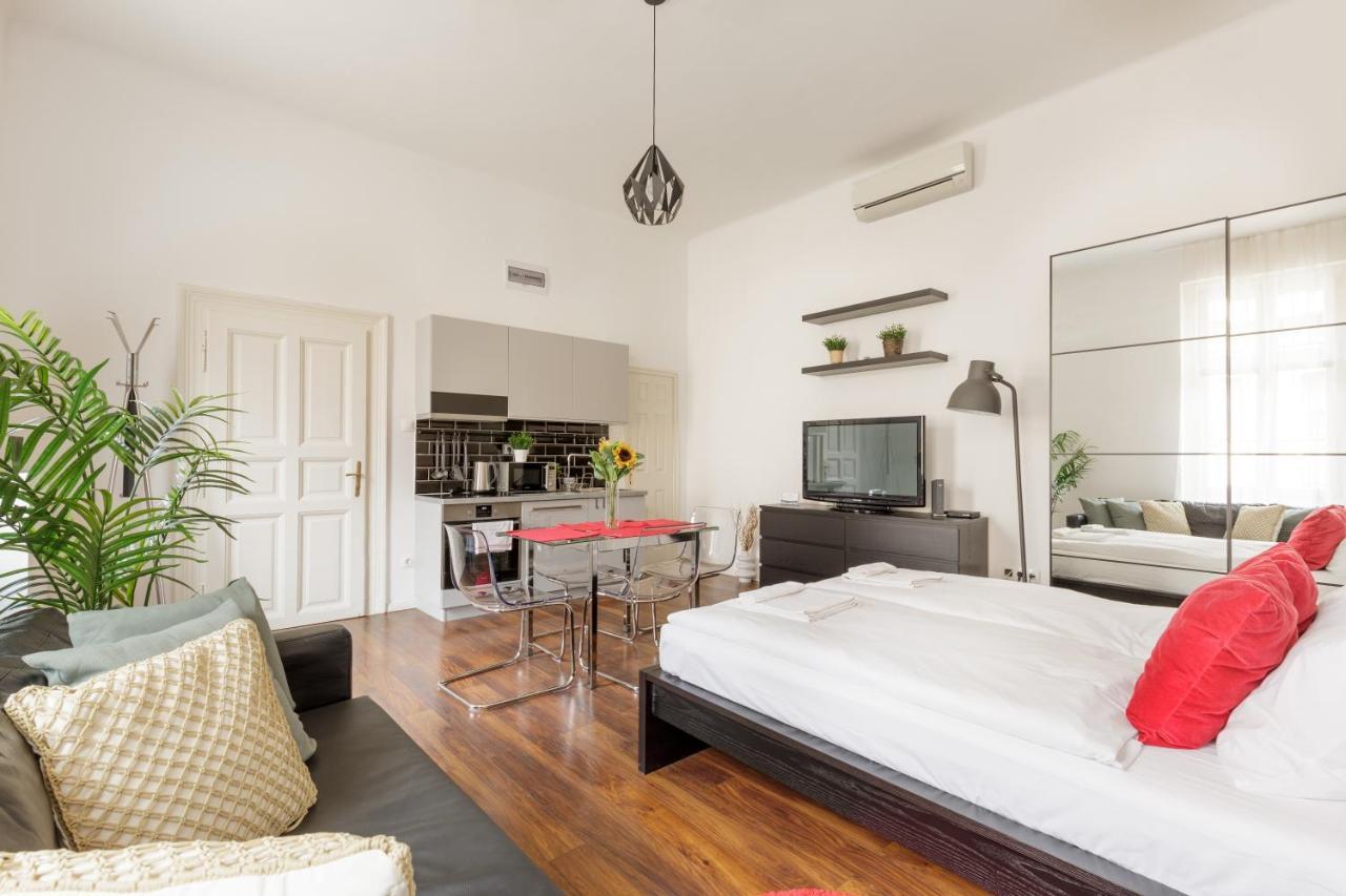 Red Dot Two - New Unit In The Heart Of Party Town Apartment Будапеща Екстериор снимка